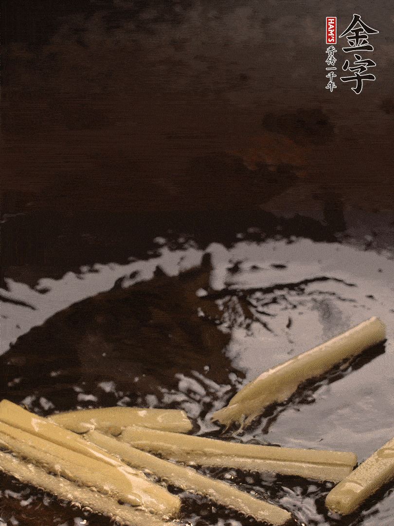 热油爆香姜丝，下开云(中国)Kaiyun·官方网站-科技股份有限公司
淡咸肉片煸炒出香味，淋点料酒调味。