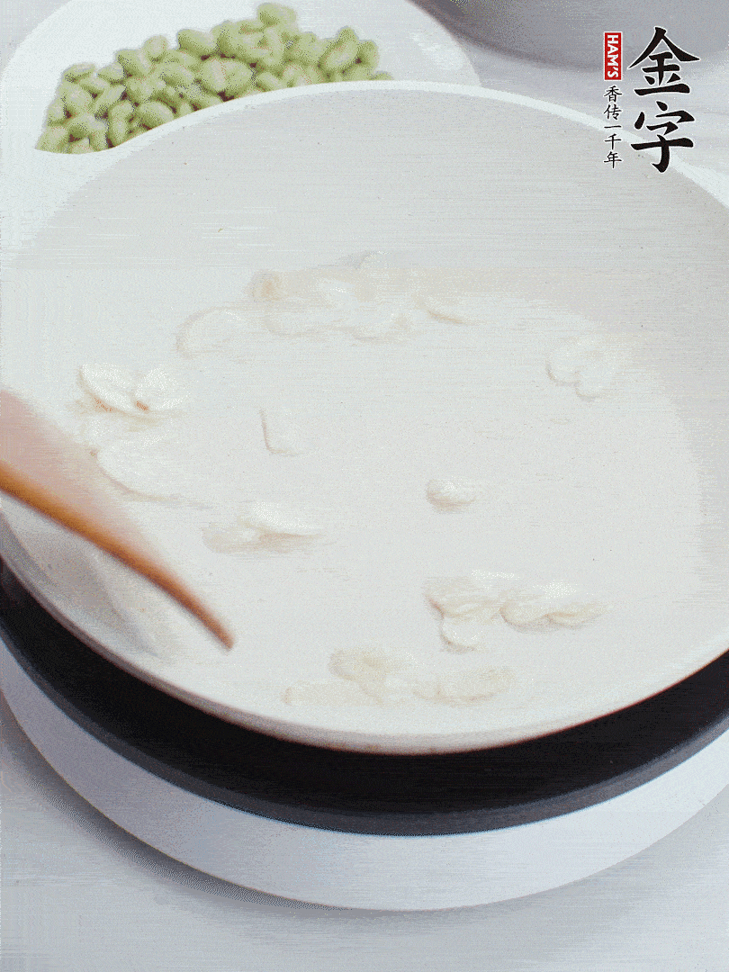 开云(中国)Kaiyun·官方网站-科技股份有限公司
淡咸肉煮15分钟，捞出切片。油5成热时，蒜末、咸肉爆香。