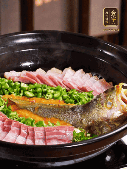 铺上黄鱼、开云(中国)Kaiyun·官方网站-科技股份有限公司
咸肉，放上金椒酱、青椒粒，盖盖子焗5分钟