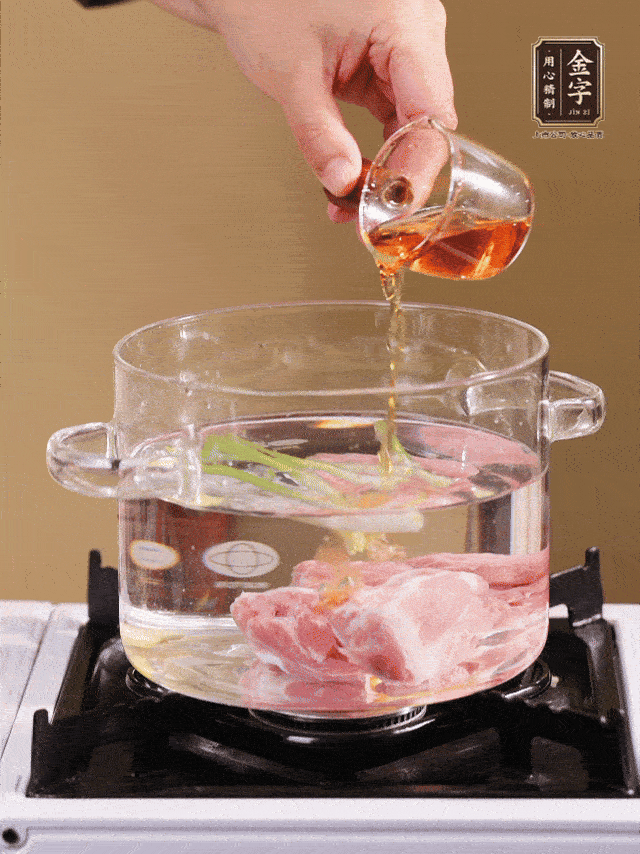 排骨，加葱姜、料酒焯水洗净